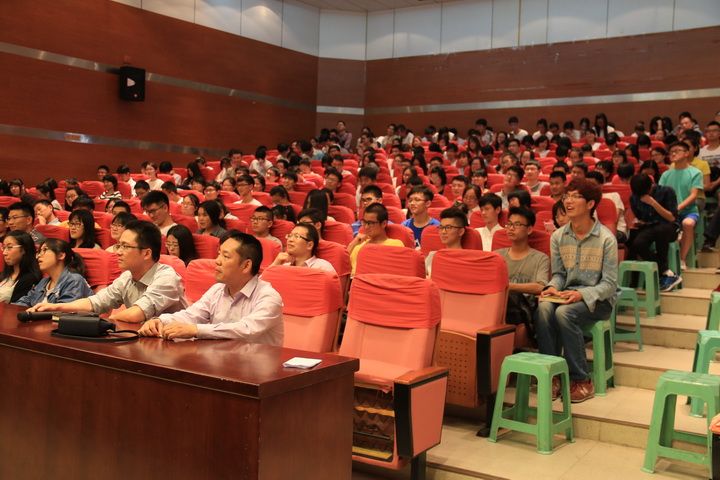 南航徐川与员工面对面化院师生认真聆听-1.jpg
